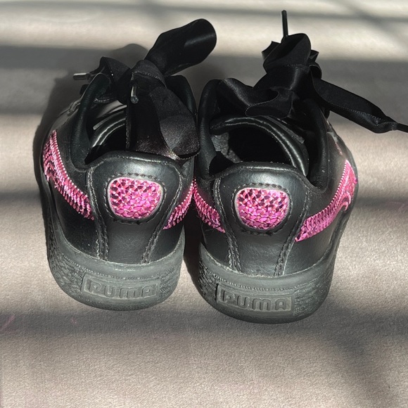 Little girls Puma Sneakers, Black with hot pink sequins, size 8 - Picture 3 of 9